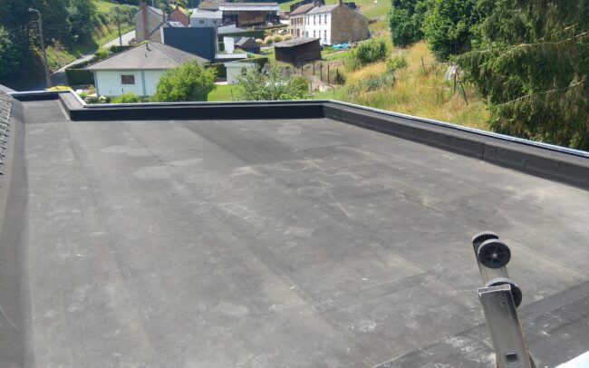 Toiture plate avec relevés périphériques
